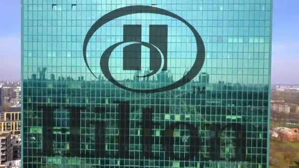 Luchtfoto van wolkenkrabber met Hilton Hotels Resorts logo. Modern kantoorgebouw. Redactionele 3d rendering van 4 k-clip — Stockvideo
