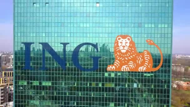 Снимок офисного небоскреба с логотипом ING Group. Современное офисное здание. 3D-рендеринг 4K клипа — стоковое видео