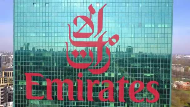 Office gökdelenin Emirates havayolu logosu ile hava atış. Modern ofis binası. Editoryal 3d 4 k klip oluşturma — Stok video
