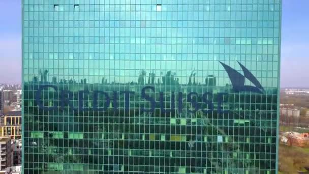 Foto aérea de rascacielos de oficina con el logotipo de Credit Suisse Group. Moderno edificio de oficinas. Editorial 3D renderizado 4K clip — Vídeos de Stock