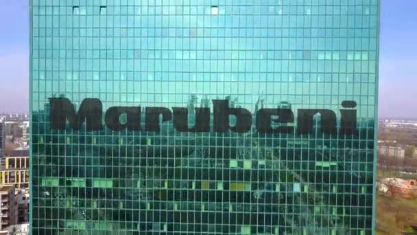 Fotografia aérea de arranha-céus de escritório com logotipo da Marubeni Corporation. Edifício de escritórios moderno. Editorial 3D renderização 4K clip — Vídeo de Stock