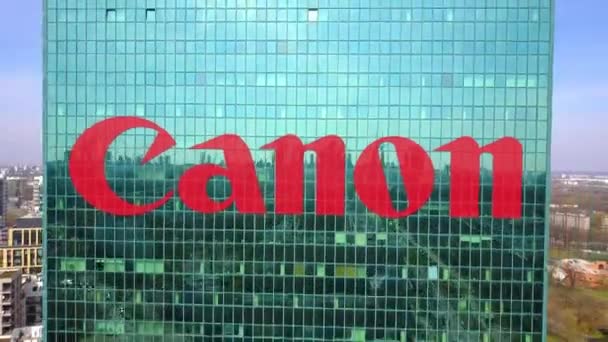 Fotografia aérea de arranha-céus de escritório com logotipo da Canon Inc.. Edifício de escritórios moderno. Editorial 3D renderização 4K clip — Vídeo de Stock