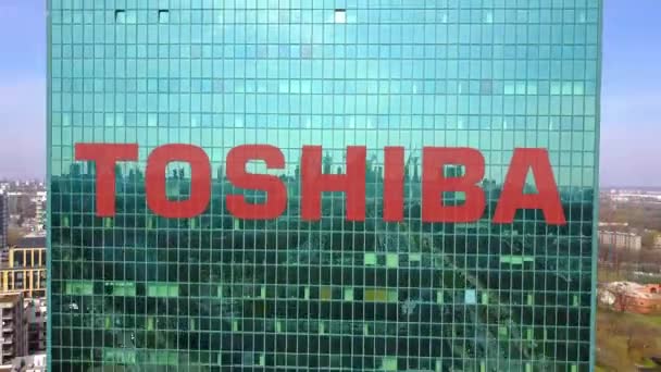 Fotografia aérea de arranha-céu de escritório com logotipo da Toshiba Corporation. Edifício de escritórios moderno. Editorial 3D renderização 4K clip — Vídeo de Stock