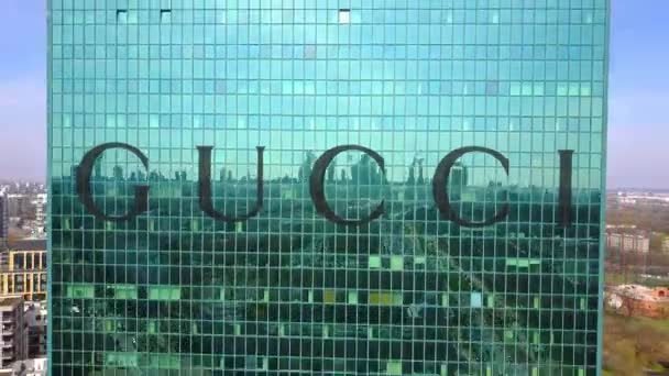 Fotografia aérea de arranha-céu de escritório com logotipo Gucci. Edifício de escritórios moderno. Editorial 3D renderização 4K clip — Vídeo de Stock