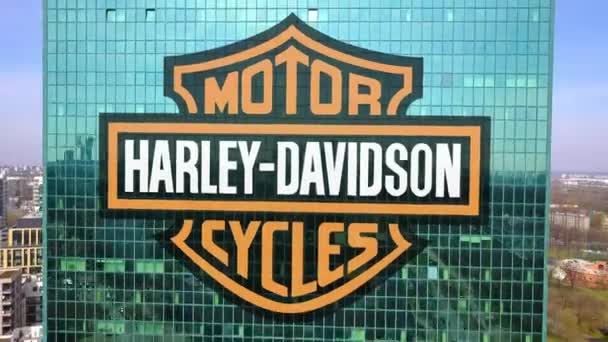 Foto aérea de rascacielos de oficina con el logotipo de Harley-Davidson, Inc.. Moderno edificio de oficinas. Editorial 3D renderizado 4K clip — Vídeos de Stock