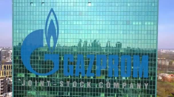 Antenn skott av office skyskrapa med Gazprom logotyp. Modern kontorsbyggnad. Redaktionella 3d rendering 4 k klipp — Stockvideo