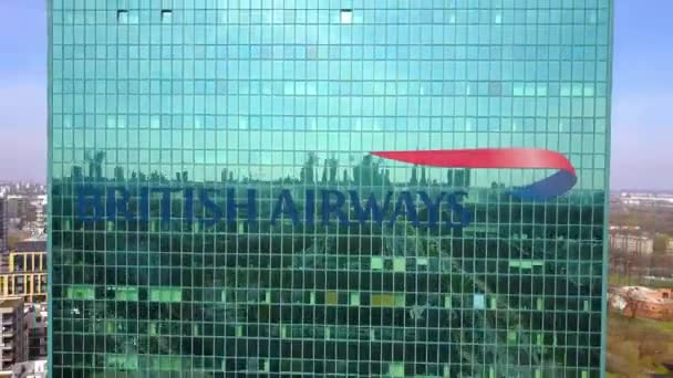 Vue aérienne du gratte-ciel de bureau avec le logo de British Airways. Immeuble de bureaux moderne. Editorial 3D rendu clip 4K — Video