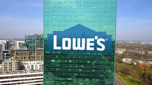 Letecký snímek mrakodrap s logem Lowes. Moderní kancelářská budova. Úvodník 3d vykreslování — Stock fotografie