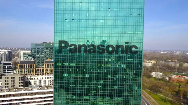 Luchtfoto van wolkenkrabber met Panasonic Corporation-logo. Modern kantoorgebouw. Redactioneel 3D-rendering — Stockfoto