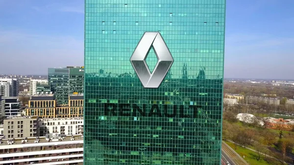Foto aérea de rascacielos de oficina con logotipo de Groupe Renault. Moderno edificio de oficinas. Representación Editorial 3D — Foto de Stock