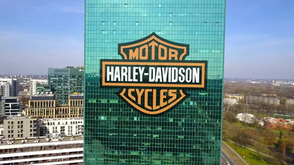 Fotografia aérea de arranha-céus de escritório com logotipo da Harley-Davidson, Inc. Edifício de escritórios moderno. Renderização 3D editorial — Fotografia de Stock