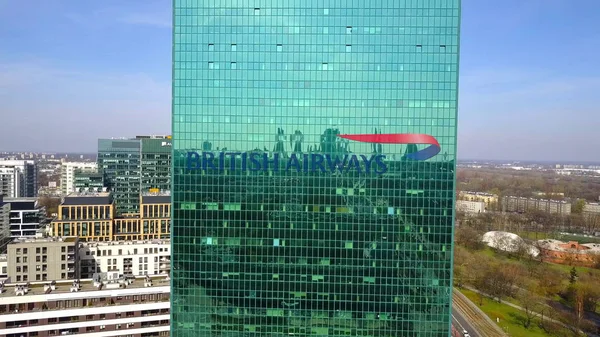 ブリティッシュ ・ エアウェイズのロゴとオフィスを高層ビルの空中ショットは。近代的なオフィスビル。3 d レンダリングの社説 — ストック写真