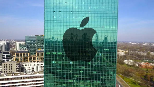 Аэросъемка офисного небоскреба с логотипом Apple Inc. Современное офисное здание. Редакционная 3D рендеринг — стоковое фото