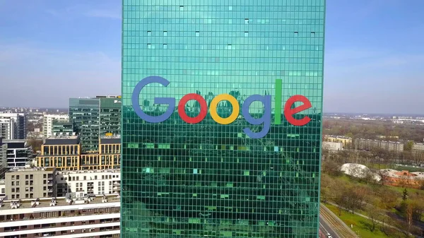 Foto aérea de rascacielos de oficina con el logotipo de Google. Moderno edificio de oficinas. Representación Editorial 3D —  Fotos de Stock
