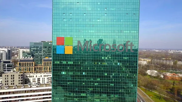 Аэросъемка офисного небоскреба с логотипом Microsoft. Современное офисное здание. Редакционная 3D рендеринг — стоковое фото