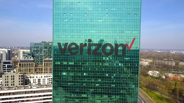 Foto aérea de rascacielos de oficina con logotipo de Verizon Communications. Moderno edificio de oficinas. Representación Editorial 3D — Foto de Stock