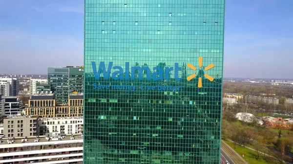 Vue aérienne du gratte-ciel de bureau avec logo Walmart. Immeuble de bureaux moderne. Editorial rendu 3D — Photo