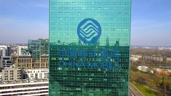Аэросъемка офисного небоскреба с логотипом China Mobile. Современное офисное здание. Редакционная 3D рендеринг — стоковое фото