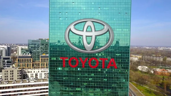 Luftaufnahme eines Bürohochhauses mit Toyota-Logo. modernes Bürogebäude. redaktionelles 3D-Rendering — Stockfoto