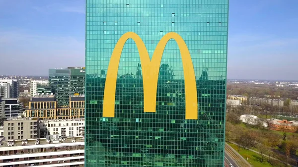 Foto aérea de rascacielos de oficina con el logotipo de McDonalds. Moderno edificio de oficinas. Representación Editorial 3D —  Fotos de Stock