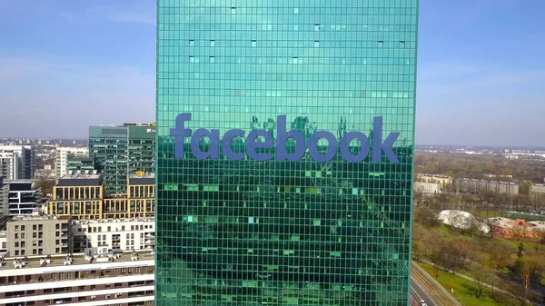 Luchtfoto van wolkenkrabber met Facebook logo. Modern kantoorgebouw. 3D-rendering — Stockfoto