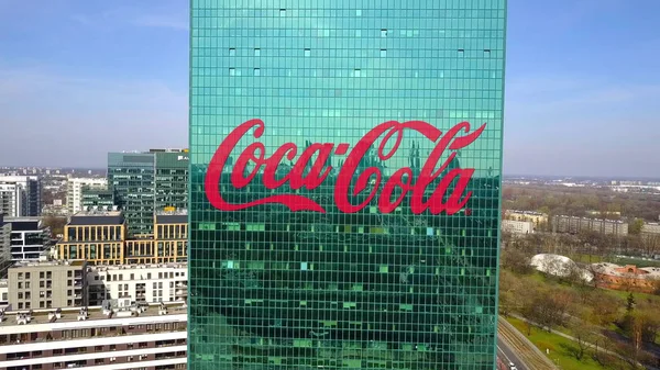 Foto aérea de rascacielos de oficina con logo de Coca-Cola. Moderno edificio de oficinas. Representación Editorial 3D — Foto de Stock