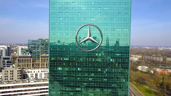 Vue aérienne du gratte-ciel de bureau avec logo Mercedes-Benz. Immeuble de bureaux moderne. Editorial rendu 3D — Photo