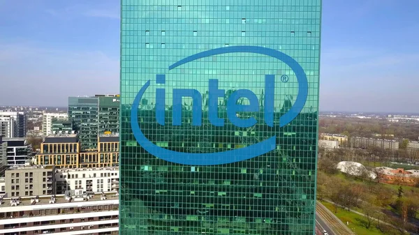 Повітряний постріл office хмарочос з логотипом корпорації Intel. Сучасні Офісні будівлі. Редакційні 3d-рендерінг — стокове фото