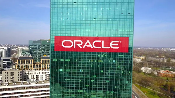 Foto aérea de rascacielos de oficinas con el logotipo de Oracle Corporation. Moderno edificio de oficinas. Representación Editorial 3D — Foto de Stock
