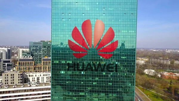 Аэросъемка офисного небоскреба с логотипом Huawei. Современное офисное здание. Редакционная 3D рендеринг — стоковое фото