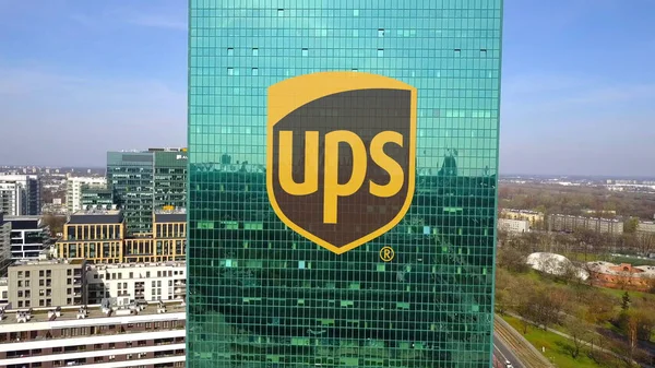 Аэросъемка офисного небоскреба с логотипом UPS компании United Parcel Service. Современное офисное здание. Редакционная 3D рендеринг — стоковое фото