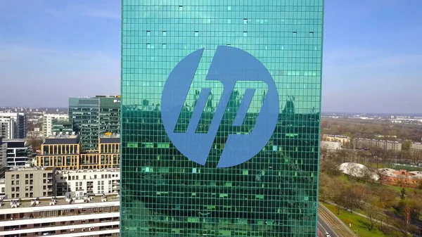 Hp 社のロゴとオフィスを高層ビルの空中ショットは。近代的なオフィスビル。3 d レンダリングの社説 — ストック写真