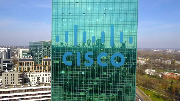 Foto aérea de rascacielos de oficinas con logo de Cisco Systems. Moderno edificio de oficinas. Representación Editorial 3D — Foto de Stock