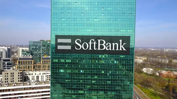 Zdjęcia lotnicze z wieżowca biurowego z Softbank logo. Nowoczesny biurowiec. Redakcji renderowania 3d — Zdjęcie stockowe