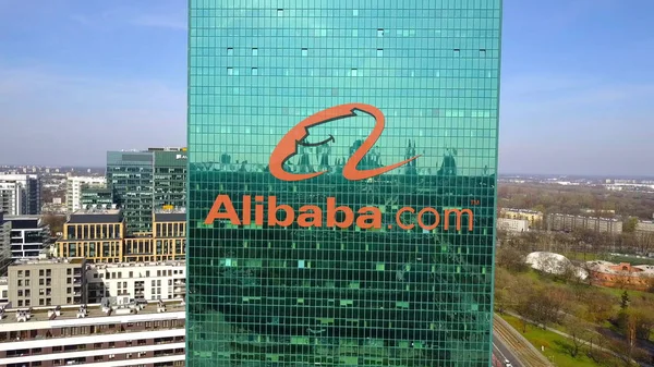 Luftaufnahme eines Bürohochhauses mit alibaba.com-Logo. modernes Bürogebäude. redaktionelles 3D-Rendering — Stockfoto