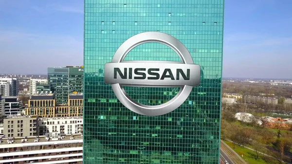 Foto aérea de rascacielos de oficina con logo Nissan. Moderno edificio de oficinas. Representación Editorial 3D — Foto de Stock