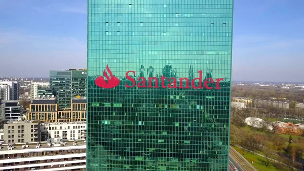 Foto aerea del grattacielo dell'ufficio con logo Santander Serfin. Moderno edificio per uffici. Rendering editoriale 3D — Foto Stock