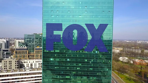 Vue aérienne du gratte-ciel de bureau avec le logo Fox Broadcasting Company. Immeuble de bureaux moderne. Editorial rendu 3D — Photo