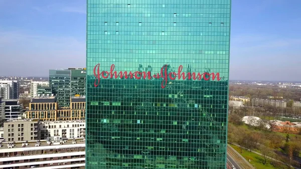 ジョンソンのロゴとオフィスを高層ビルの空中ショットは。近代的なオフィスビル。3 d レンダリングの社説 — ストック写真