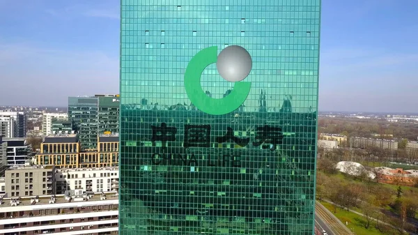 Vue aérienne du gratte-ciel de bureau avec le logo China Life Insurance Company. Immeuble de bureaux moderne. Editorial rendu 3D — Photo