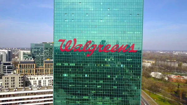空中射击的带有 Walgreens 标志的摩天大楼。现代化办公大楼。编辑 3d 渲染 — 图库照片