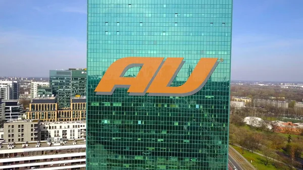 Au 携帯電話会社のロゴと一緒に、オフィス摩天楼の空中ショットは。近代的なオフィスビル。3 d レンダリングの社説 — ストック写真