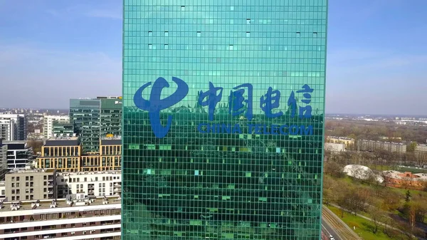 Vue aérienne du gratte-ciel de bureau avec le logo China Telecom. Immeuble de bureaux moderne. Editorial rendu 3D — Photo