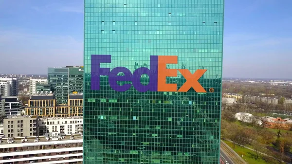 Légi felvétel office felhőkarcoló Fedex logóval. Modern irodaház. Szerkesztői 3d-leképezés — Stock Fotó