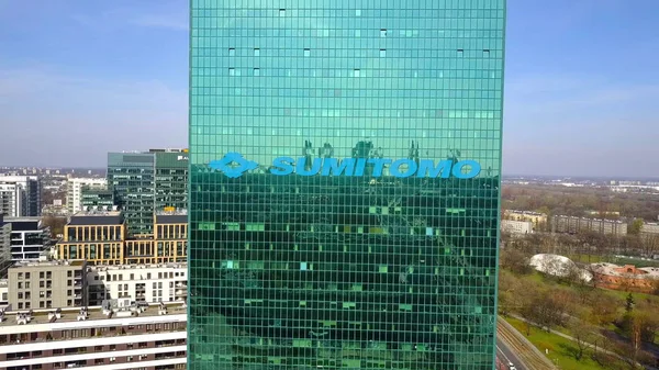 住友商事株式会社のロゴとオフィスを高層ビルの空中ショットは。近代的なオフィスビル。3 d レンダリングの社説 — ストック写真