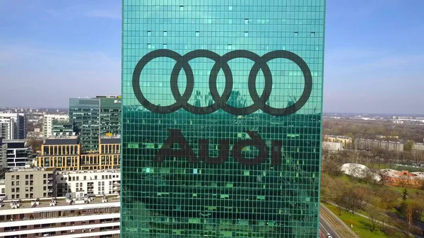 Vue aérienne du gratte-ciel de bureau avec logo Audi. Immeuble de bureaux moderne. Editorial rendu 3D — Photo