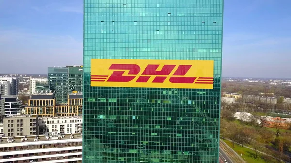 Luftaufnahme eines Bürohochhauses mit dhl express-Logo. modernes Bürogebäude. redaktionelles 3D-Rendering — Stockfoto