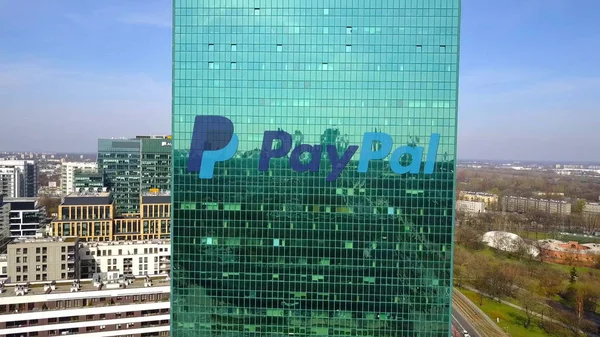 Foto aérea de rascacielos de oficina con logotipo de PayPal. Moderno edificio de oficinas. Representación Editorial 3D — Foto de Stock