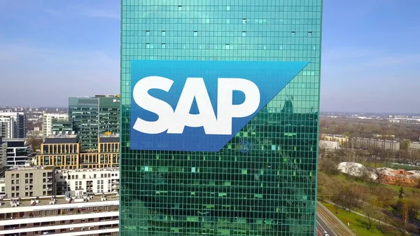 Foto aérea de rascacielos de oficina con logotipo de SAP SE. Moderno edificio de oficinas. Representación Editorial 3D — Foto de Stock