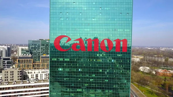 Vue aérienne du gratte-ciel de bureau avec le logo de Canon Inc. Immeuble de bureaux moderne. Editorial rendu 3D — Photo